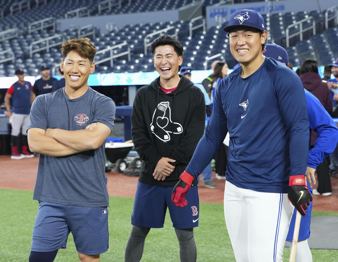 試合前、談笑するレッドソックス吉田（左）とブルージェイズ岡本（右）＝トロント（共同）