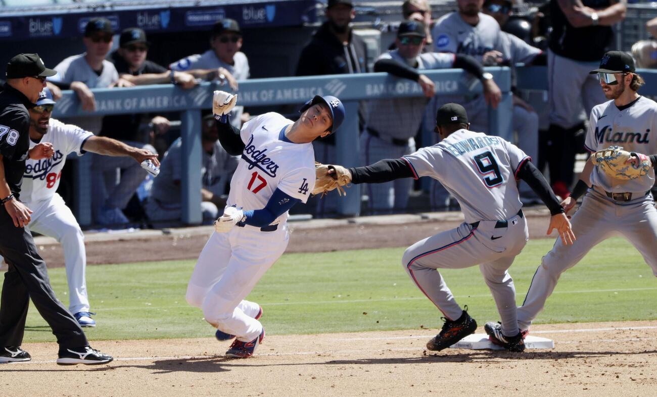 マーリンズ戦の9回、フリーマンの二ゴロでアウトになるドジャースの一走大谷。併殺で試合終了となる＝ロサンゼルス（共同）