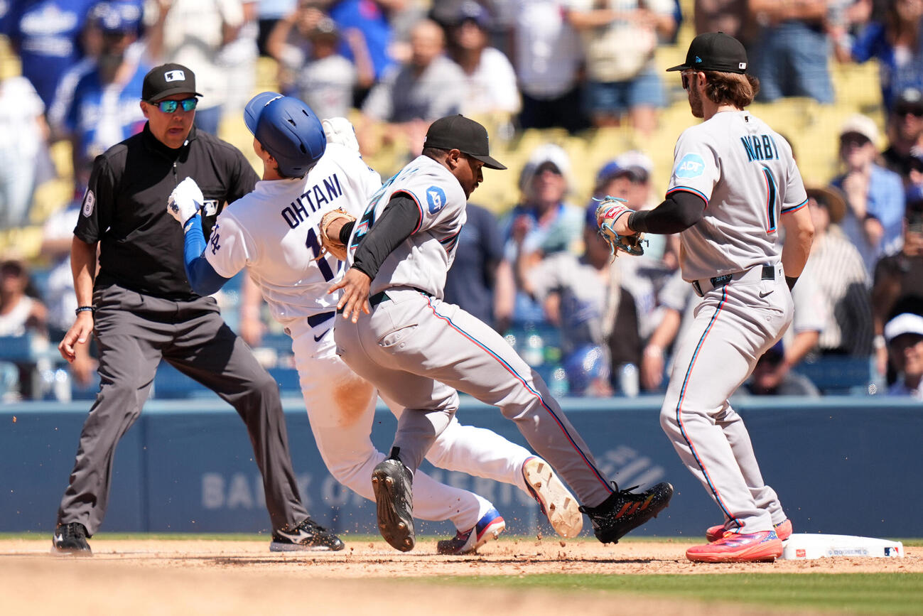 ドジャース9回1死満塁、一塁走者の大谷翔平はフリーマンの一塁ゴロでタッチアウト（AP）