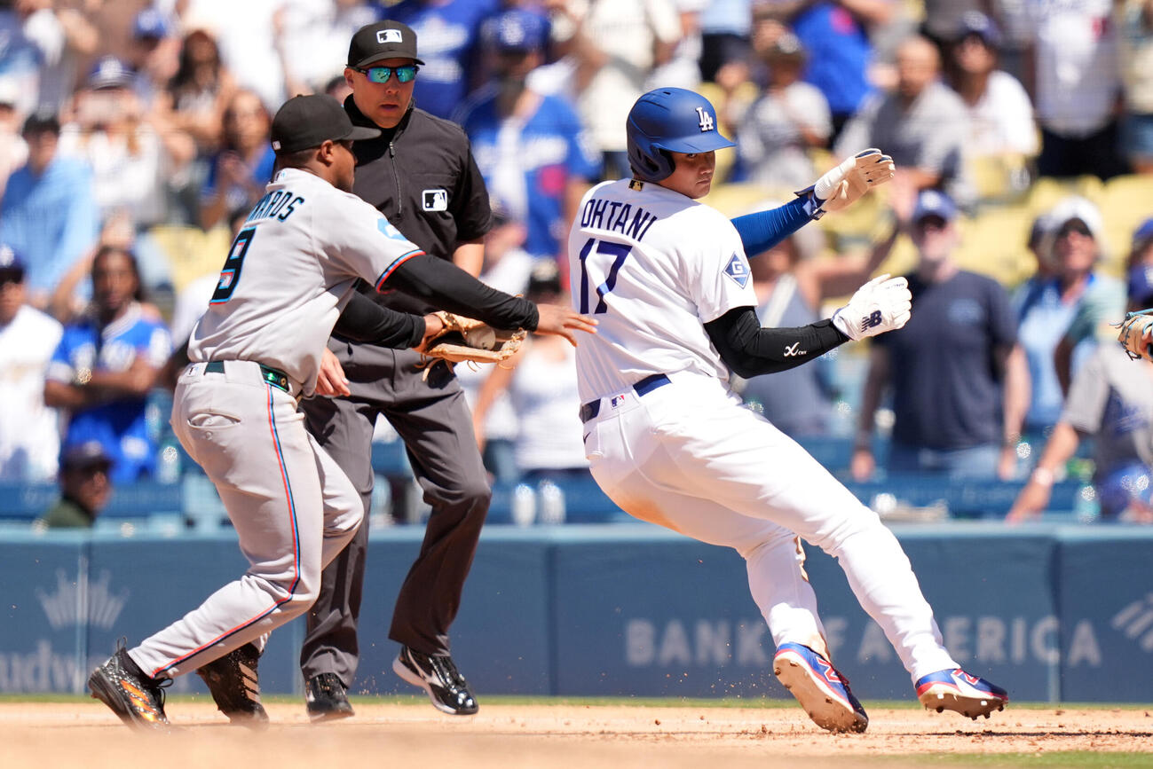 ドジャース9回1死満塁、一塁走者の大谷翔平はフリーマンの一塁ゴロでタッチアウト（AP）