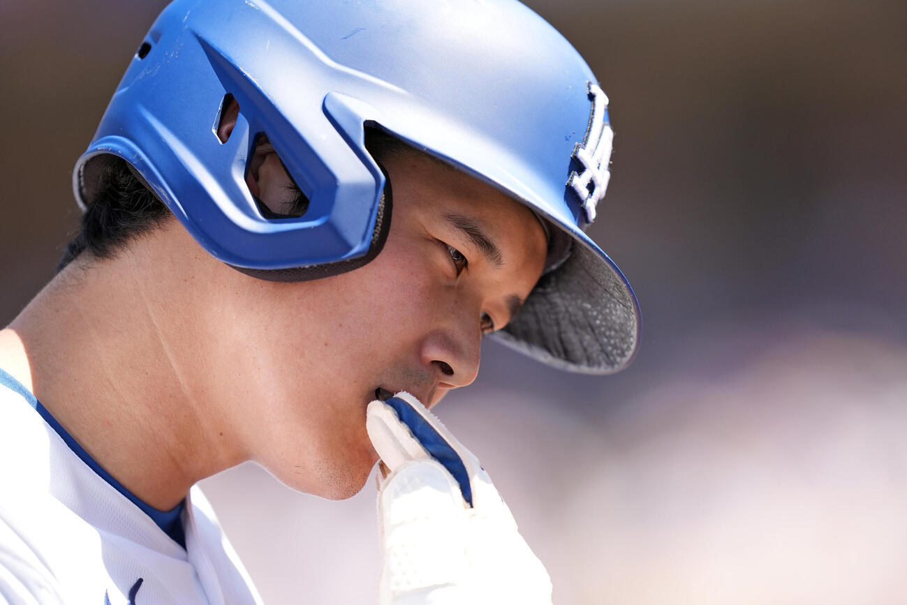 ドジャース9回1死満塁、一塁走者の大谷翔平はフリーマンの一塁ゴロでタッチアウト（AP）