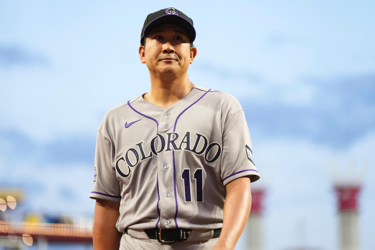 6回途中でマウンドを降りるロッキーズの菅野智之（AP）