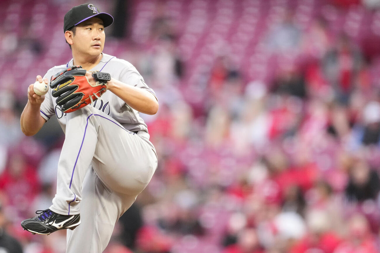 レッズ戦の5回、投球するロッキーズの菅野智之（AP）