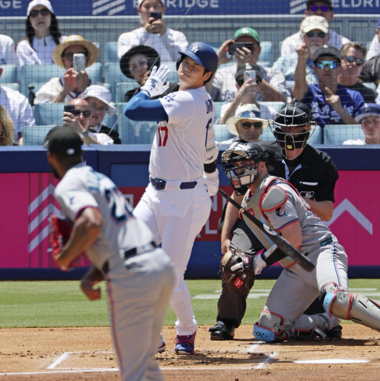 マーリンズ戦の1回、空振り三振に倒れたドジャース・大谷＝ロサンゼルス（共同）