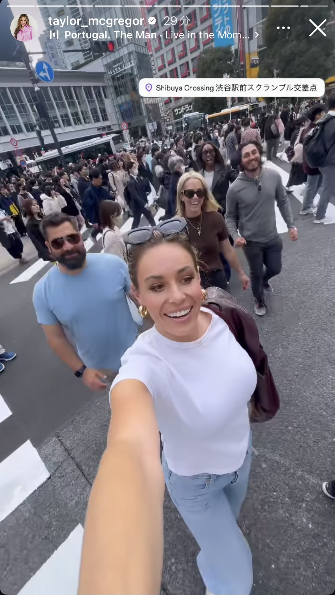 渋谷のスクランブル交差点を楽しむ、カブスの地元放送局のリポーターのテイラー・マクレガーさん