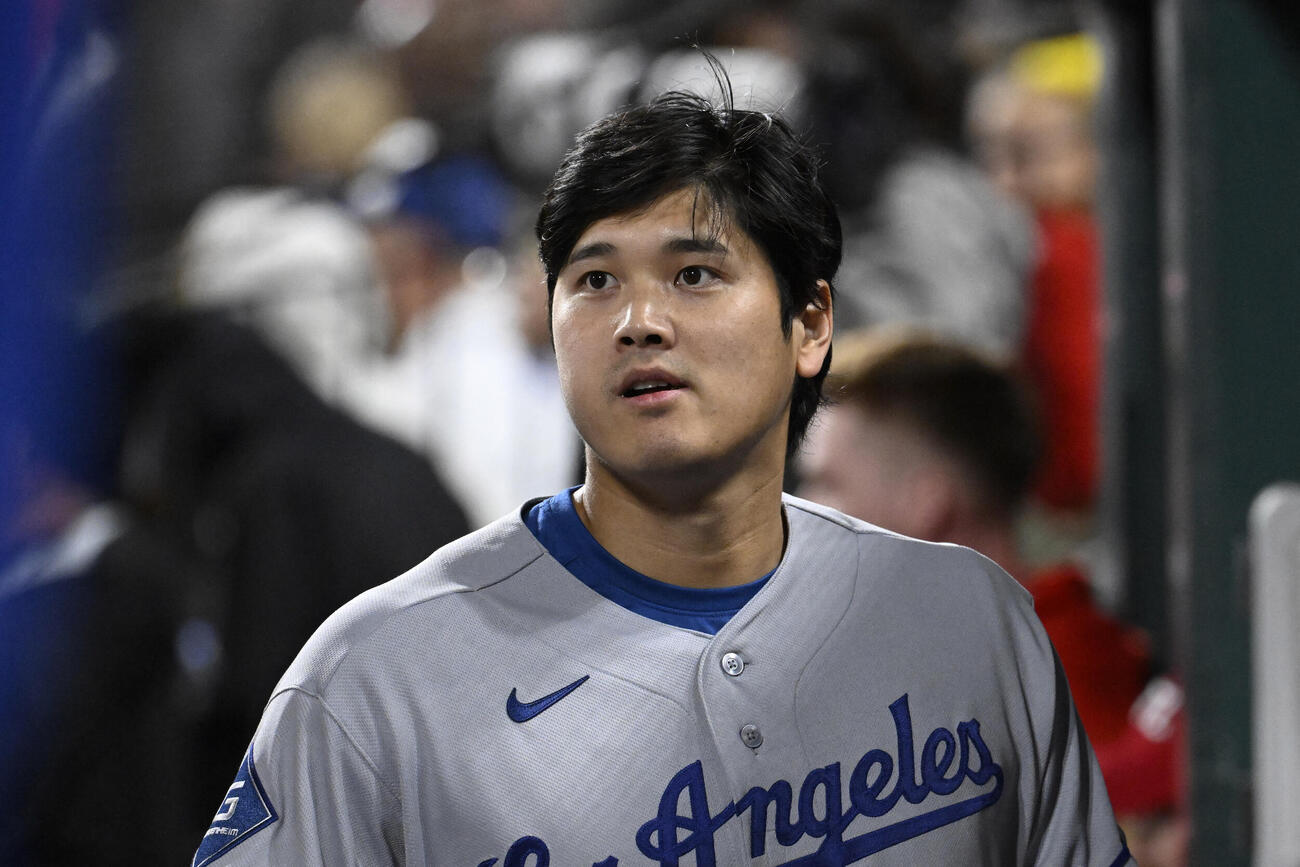 試合を見つめるドジャース大谷翔平（ロイター）