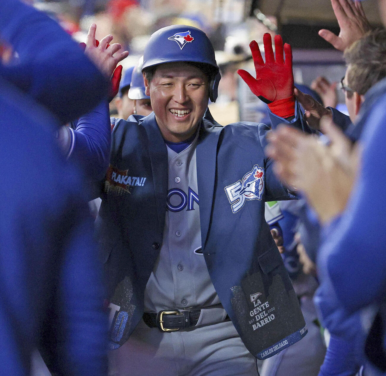 ツインズ戦の5回、2打席連続本塁打となる7号2ランを放ち、祝福されるブルージェイズ岡本（ゲッティ＝共同）