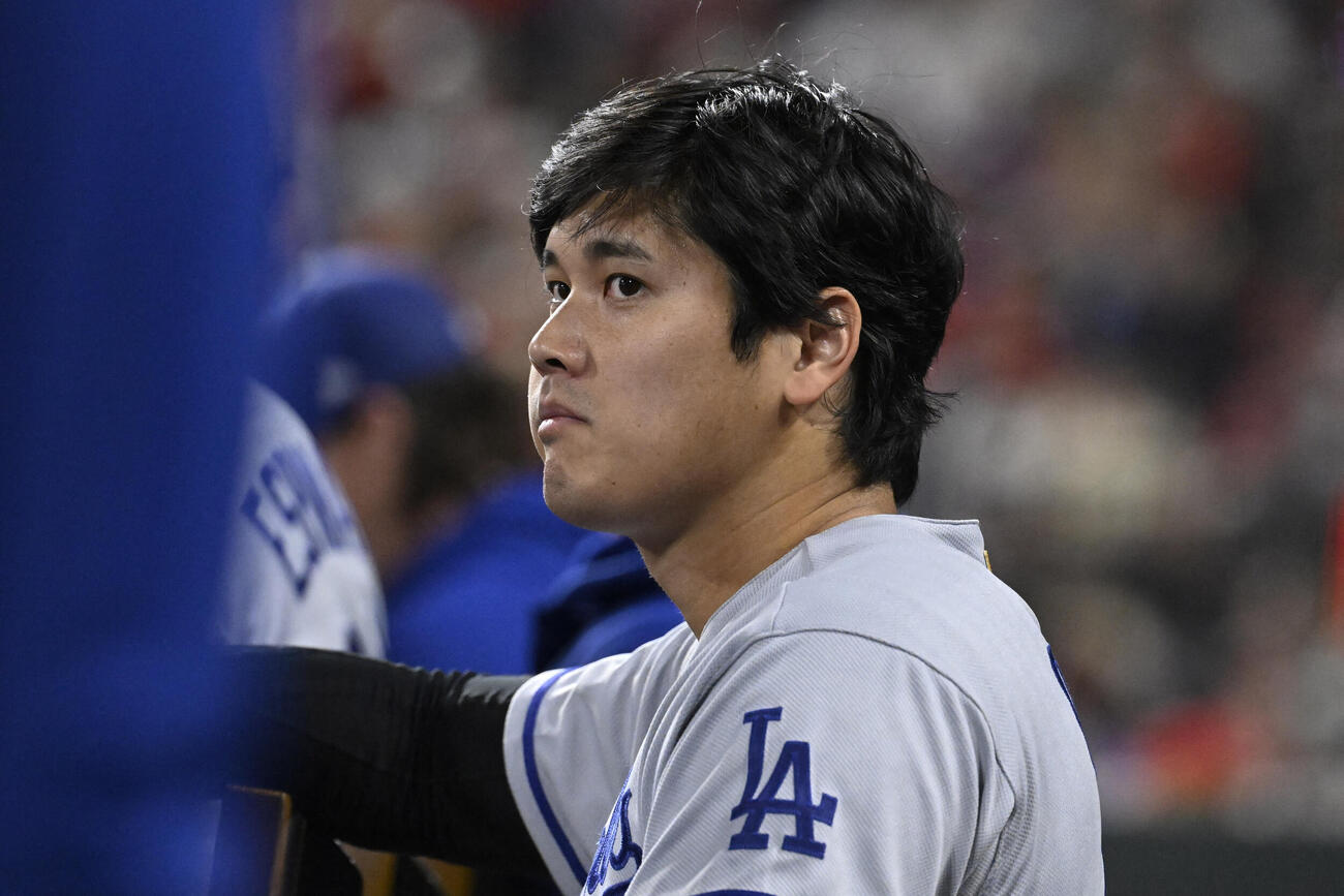 試合を見つめるドジャース大谷翔平（ロイター）