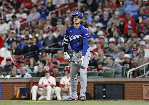 カージナルス戦の8回、空振り三振に倒れたドジャース大谷＝セントルイス（共同）