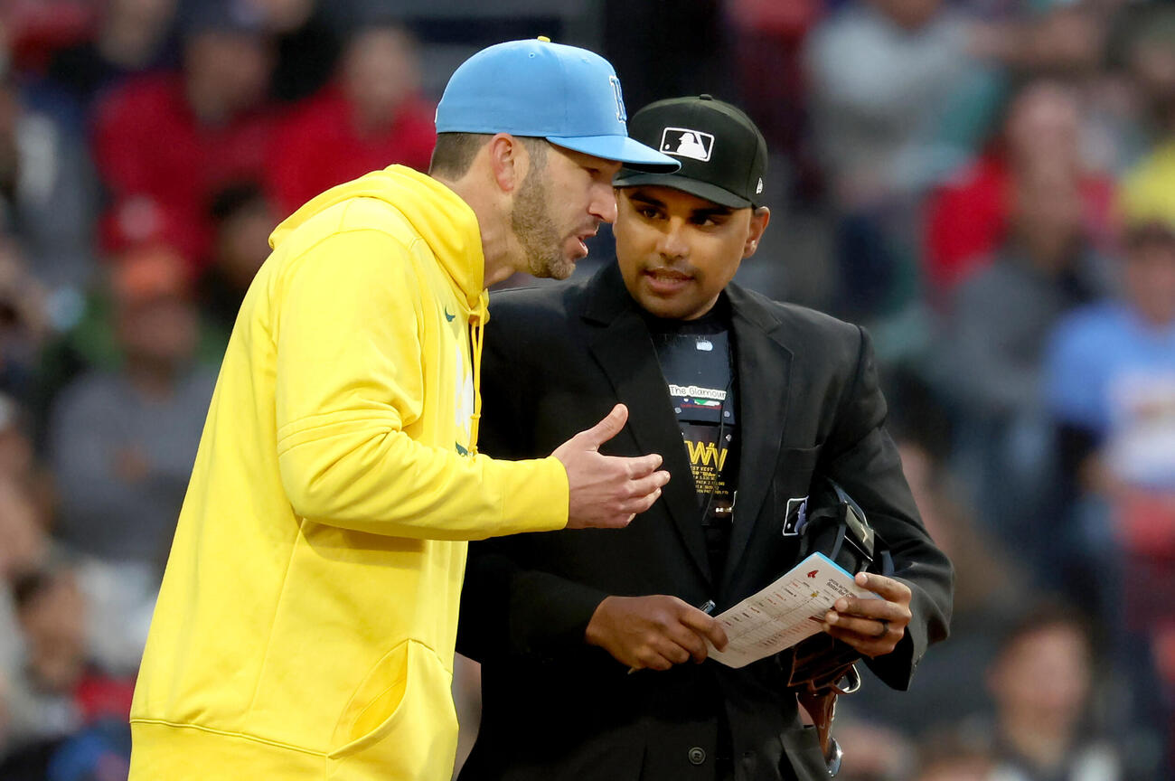 審判と話し合うレッドソックスのトレーシー暫定監督（AP）