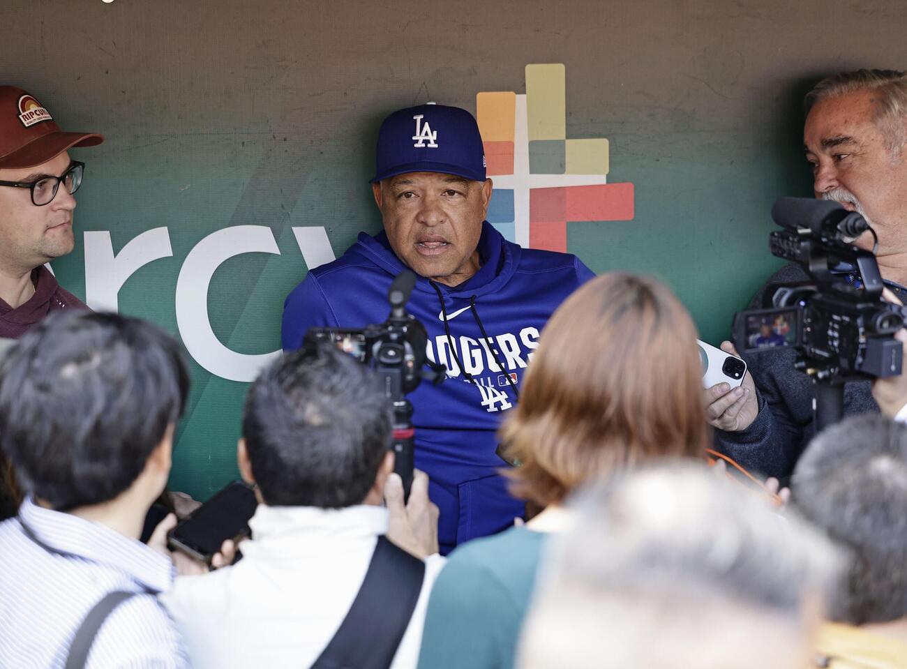 試合前、取材に応じるドジャースのロバーツ監督＝セントルイス（共同）