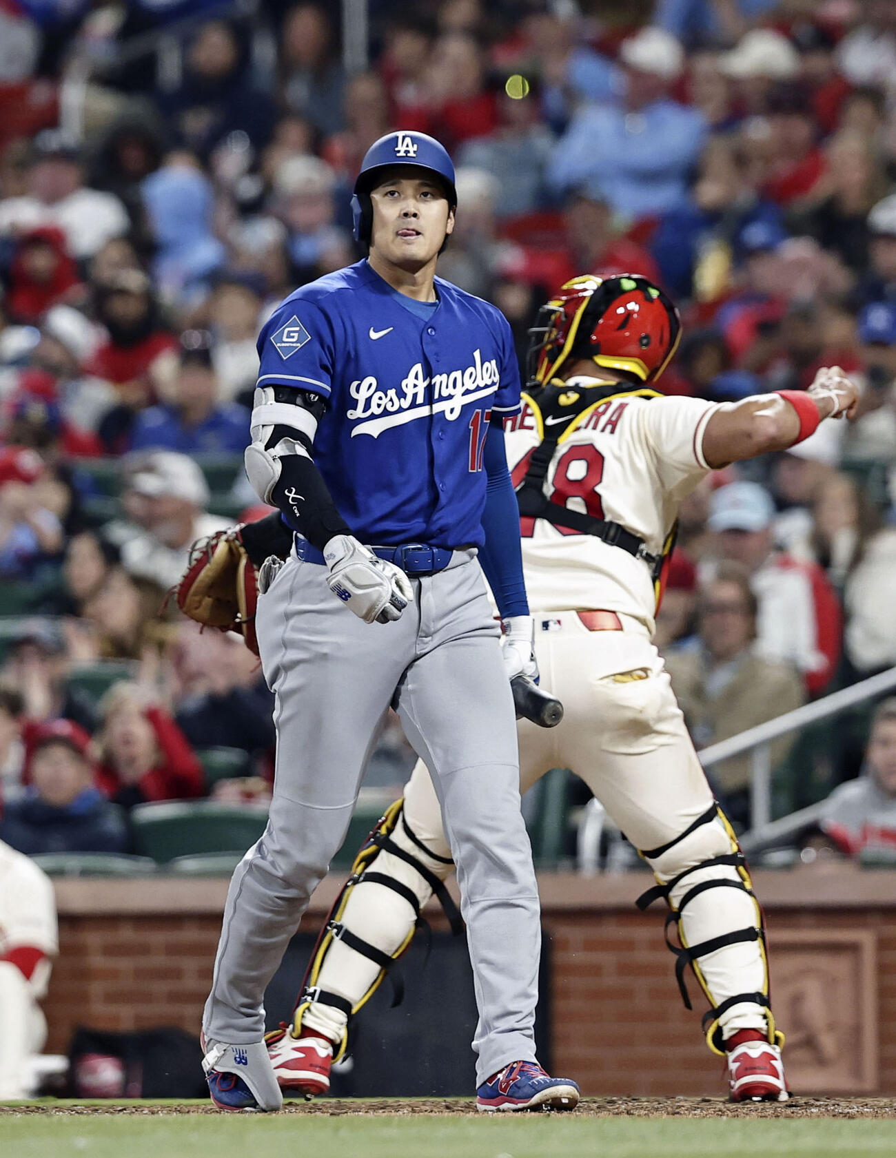 カージナルス戦の8回、空振り三振に倒れたドジャース大谷＝セントルイス（共同）