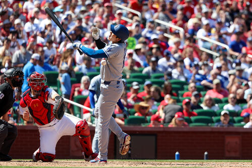7回、死球を受けるドジャース大谷(AP)