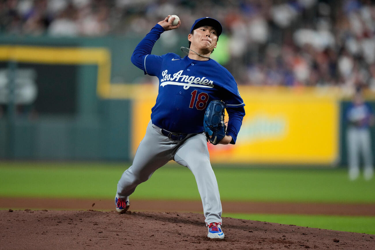 アストロズ戦で力投するドジャース山本由伸（AP）