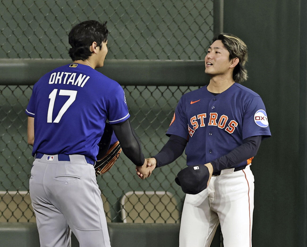 試合前、ドジャース大谷（左）とあいさつを交わすアストロズ今井＝ヒューストン（共同）