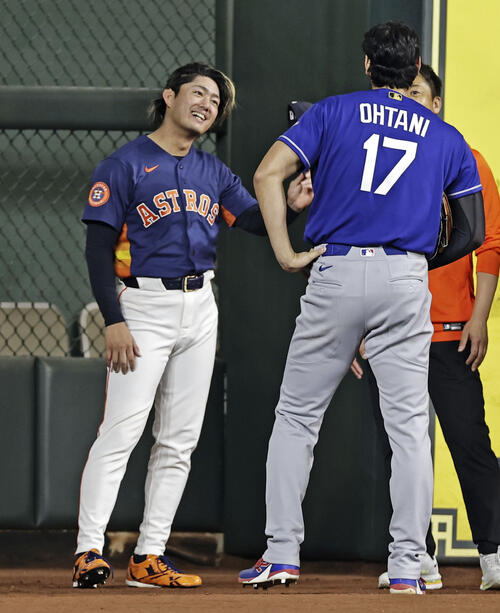 試合前、ドジャース大谷（右）と言葉を交わすアストロズ今井＝ヒューストン（共同）