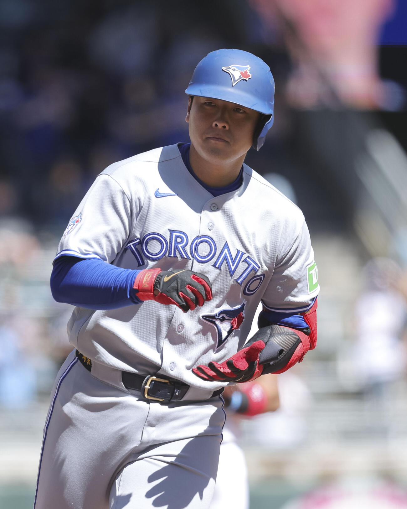 ツインズ戦の9回、3試合連続の本塁打となる9号2ランを放ち塁を回るブルージェイズ・岡本＝ミネアポリス（AP＝共同）