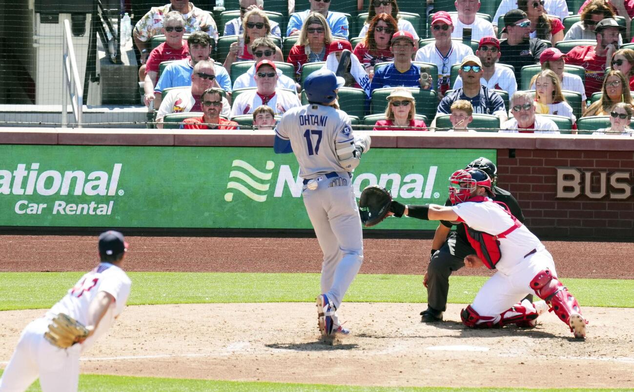 カージナルス戦の7回、死球を受けるドジャース大谷＝セントルイス（共同）