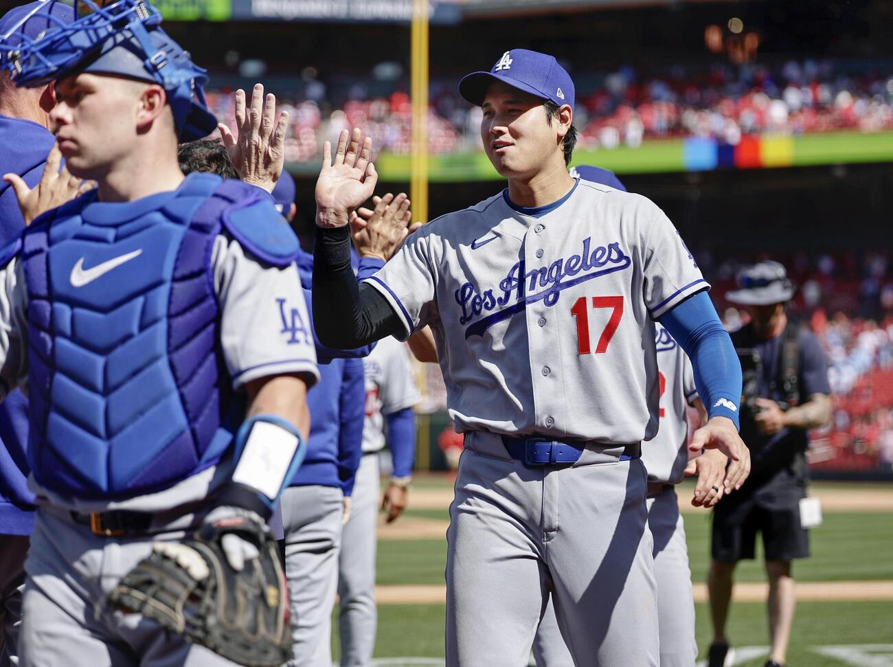 カージナルスに勝利し、タッチを交わすドジャース大谷＝セントルイス（共同）