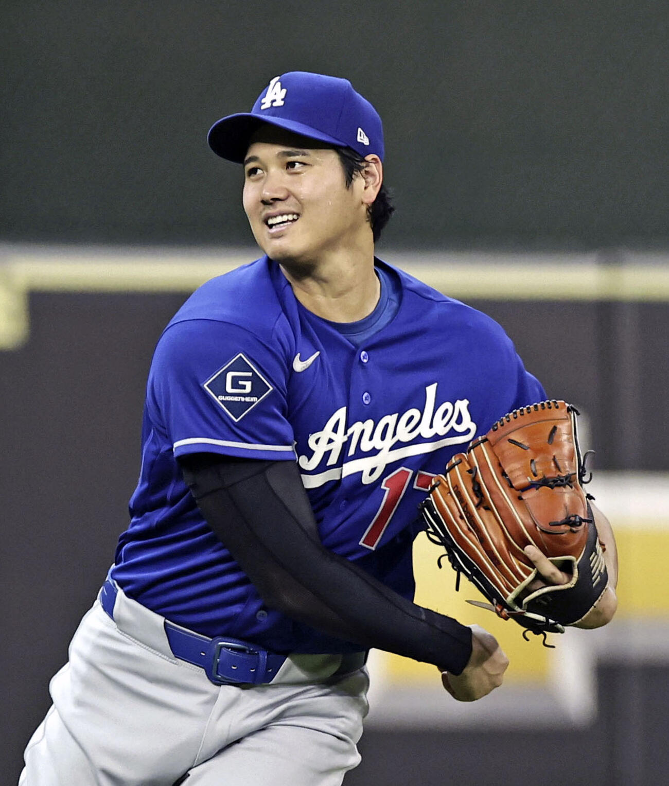 試合前にキャッチボールする米大リーグ、ドジャースの大谷翔平。ナショナル・リーグ投手部門で3、4月の月間MVPに選出され、投手として初受賞を果たした＝4日、ヒューストン（共同）
