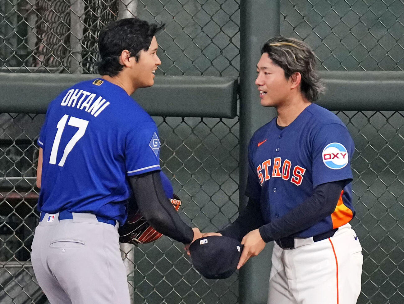 試合前、アストロズ今井（右）とあいさつを交わすドジャース大谷＝ヒューストン（共同）