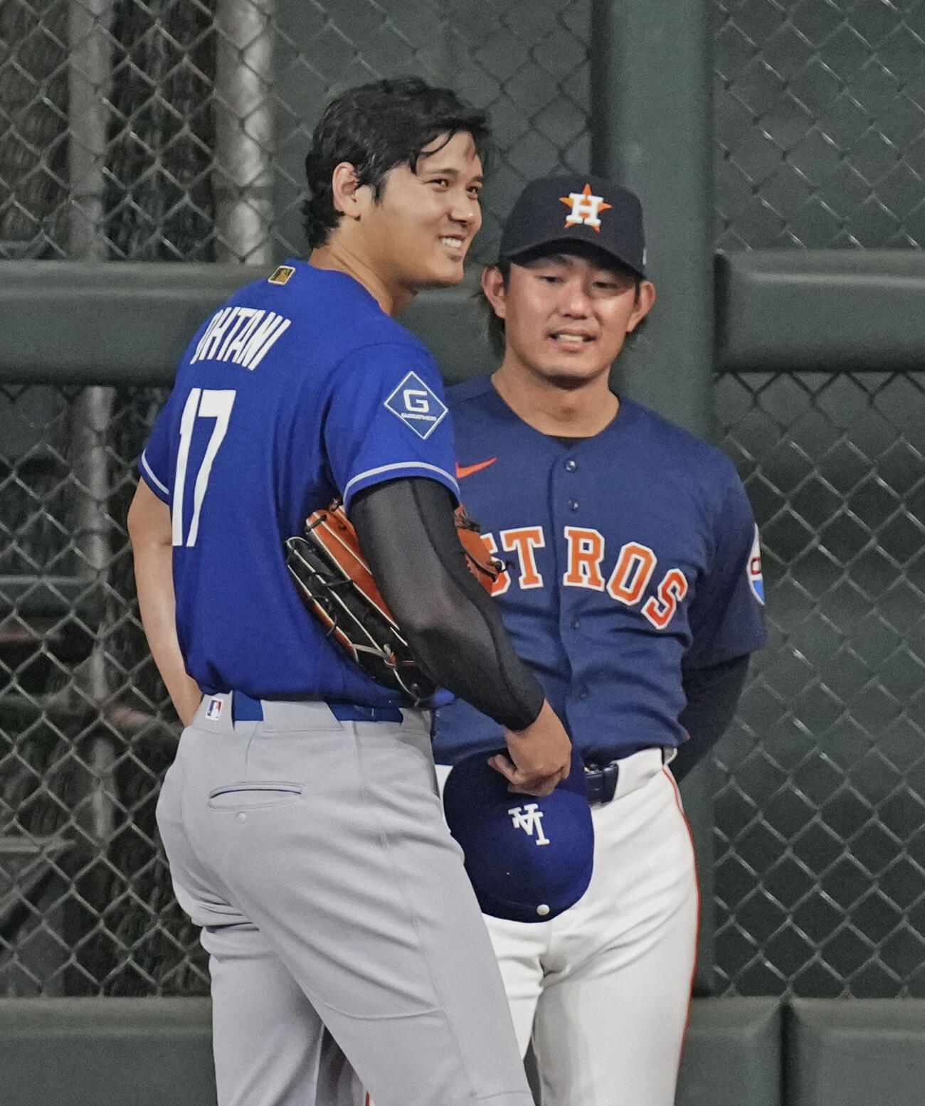 試合前、アストロズ今井（右）と談笑するドジャース大谷＝ヒューストン（共同）
