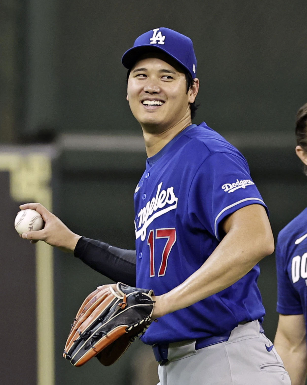 試合前に笑顔でキャッチボールする米大リーグ、ドジャースの大谷翔平。ナショナル・リーグ投手部門で3、4月の月間MVPに選出され、投手として初受賞を果たした＝4日、ヒューストン（共同）