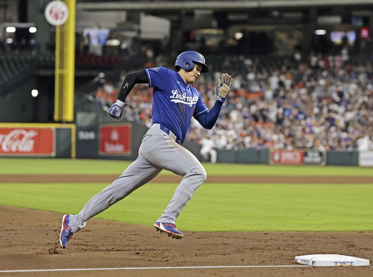 アストロズ戦の2回、スミスの適時二塁打で本塁に向かうドジャースの一走大谷＝ヒューストン（共同）
