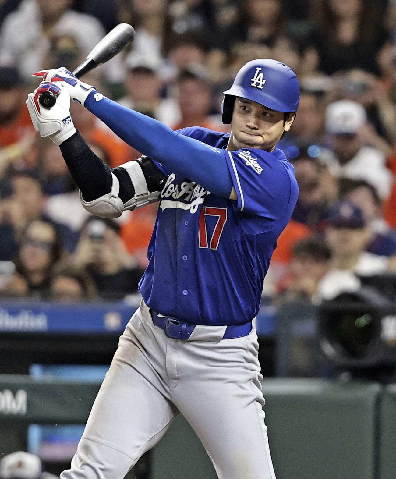 アストロズ戦の3回、三ゴロを放つドジャース大谷。三走が生還して打点を挙げた＝ヒューストン（共同）