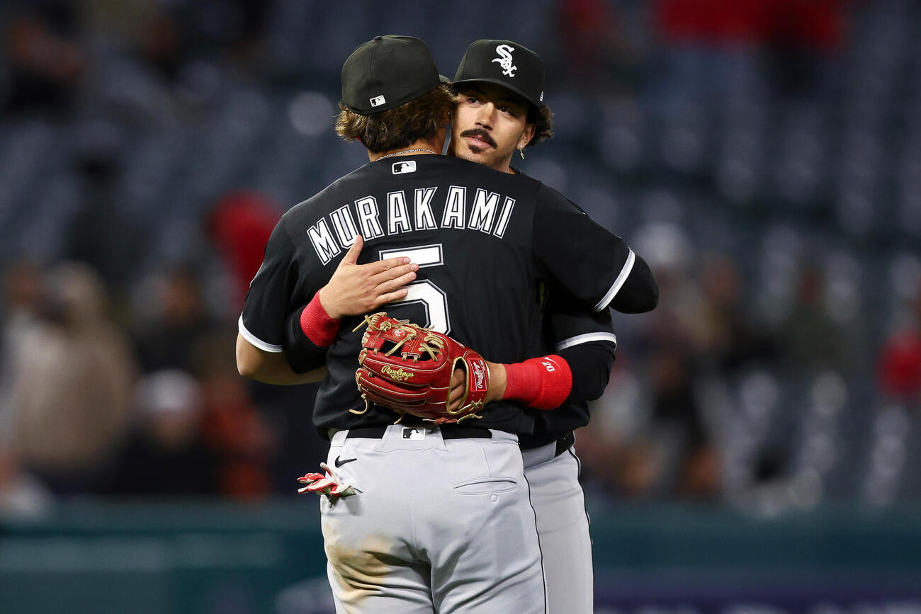 エンゼルスに勝利し、村上を抱きしめるバルガス（AP）