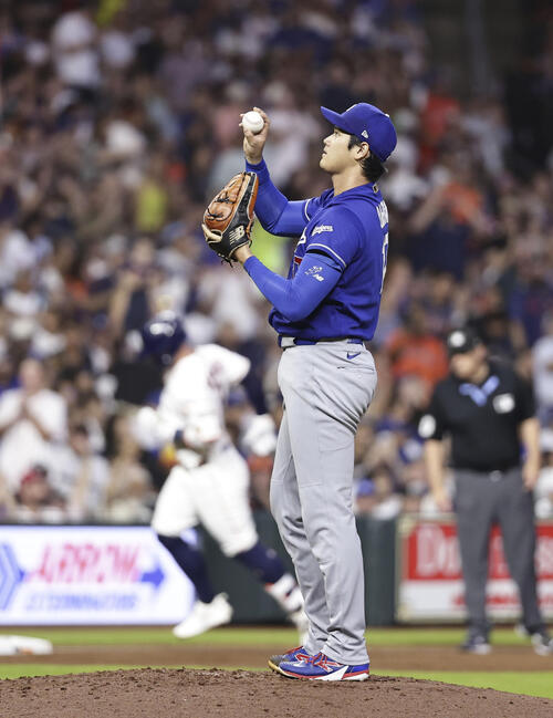 アストロズ戦の2回、ウォーカー（奥左）に先制ソロを浴びたドジャース・大谷＝ヒューストン（共同）