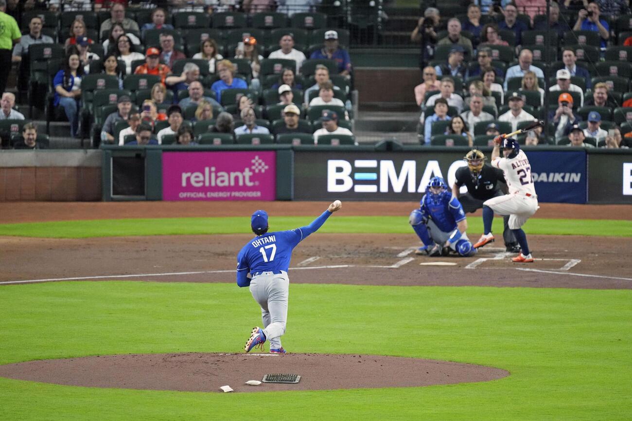 アストロズ戦の1回、第1球を投じるドジャース大谷。打者アルテューベ＝ヒューストン（共同）
