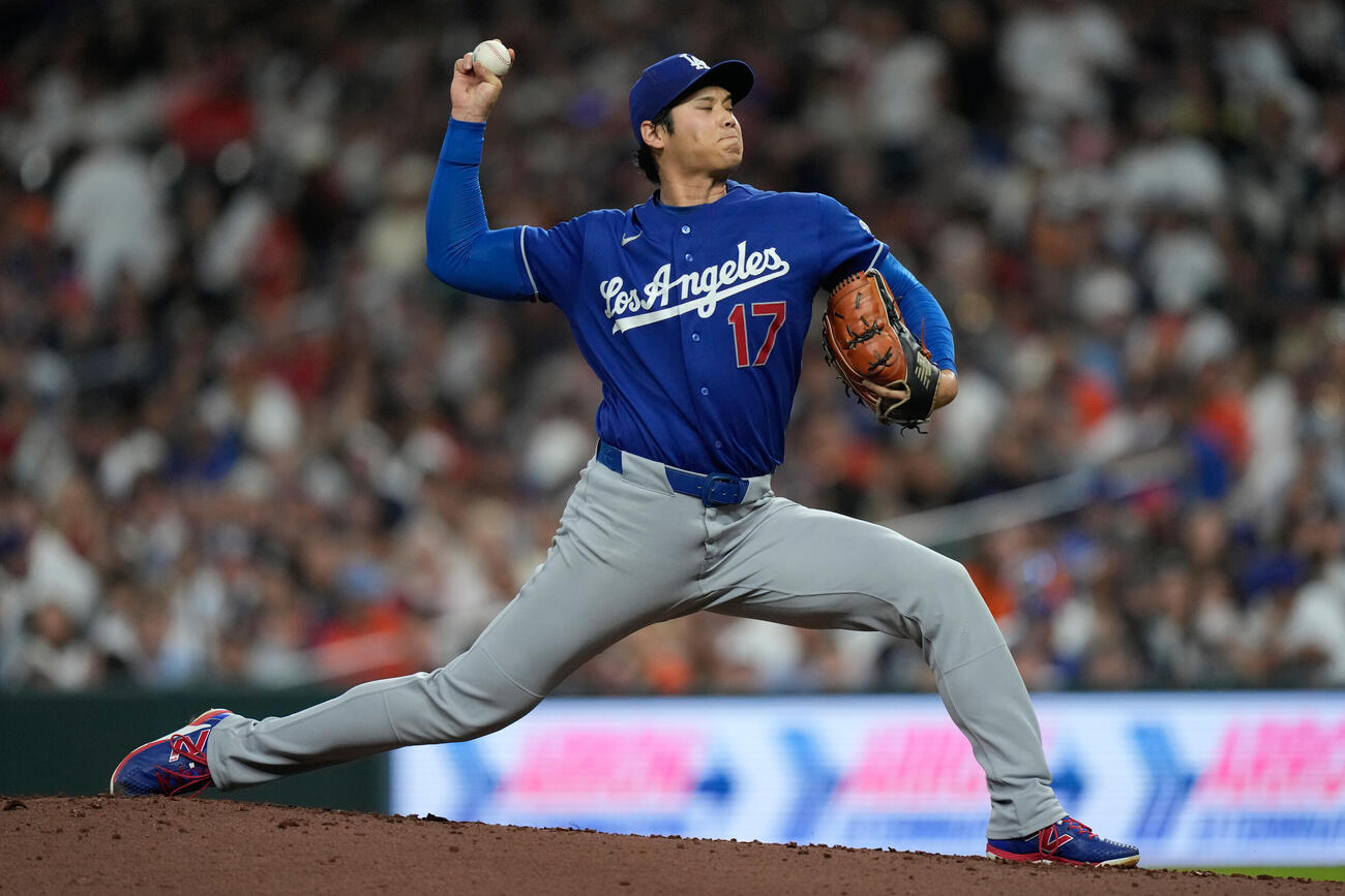 アストロズ戦で力投するドジャース大谷(AP)