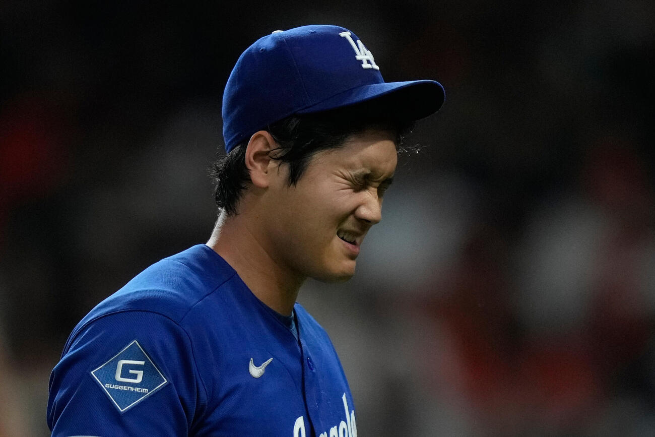 4回を投げ終えベンチに戻るドジャース大谷(AP)