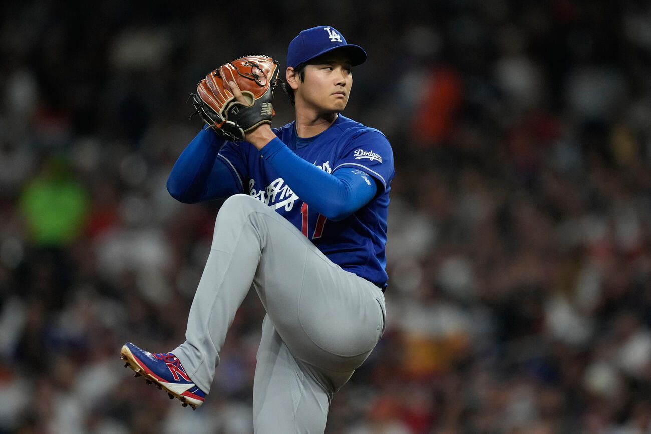 アストロズ戦で力投するドジャース大谷(AP)