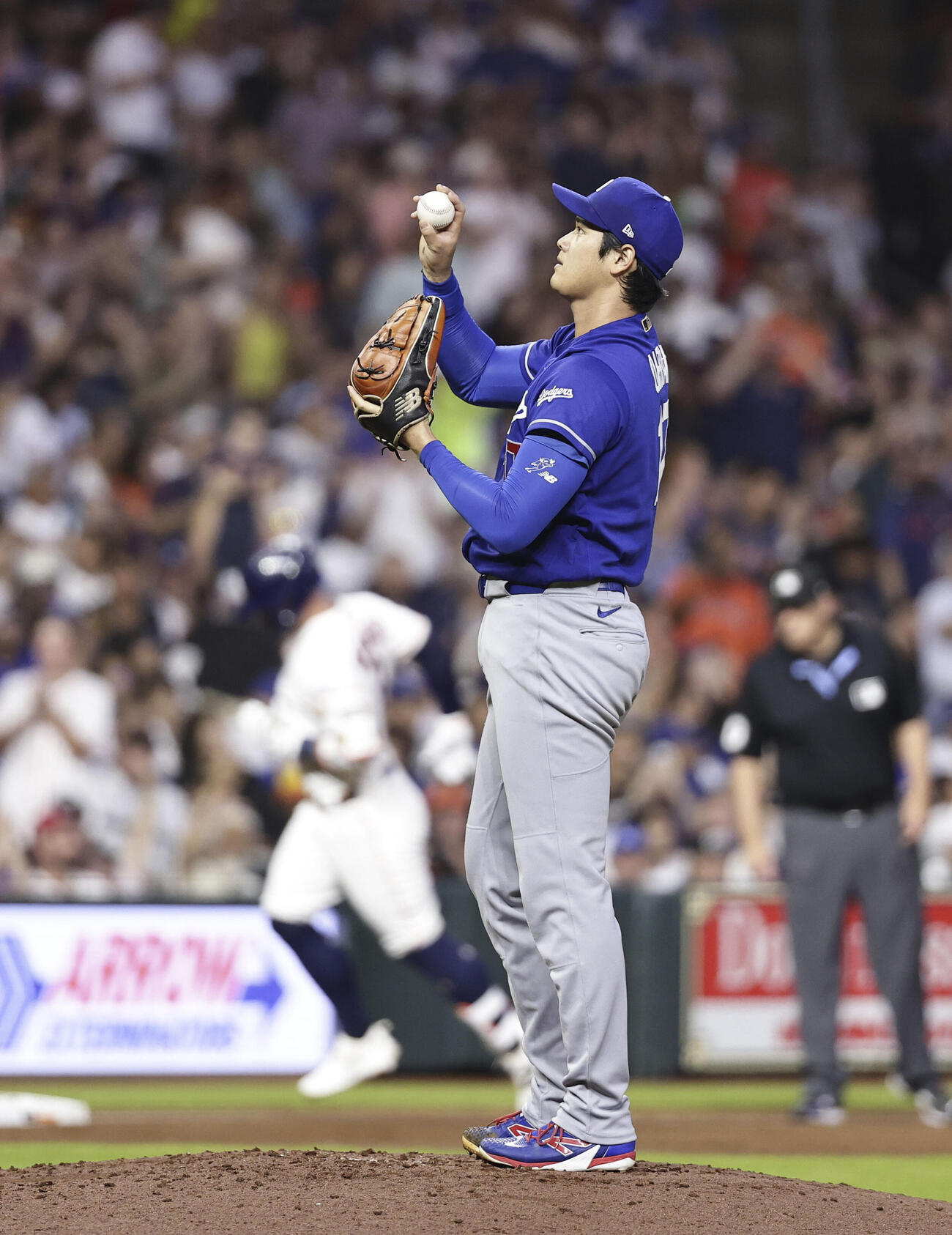アストロズ戦の2回、ウォーカー（奥左）に先制ソロを浴びたドジャース・大谷＝ヒューストン（共同）