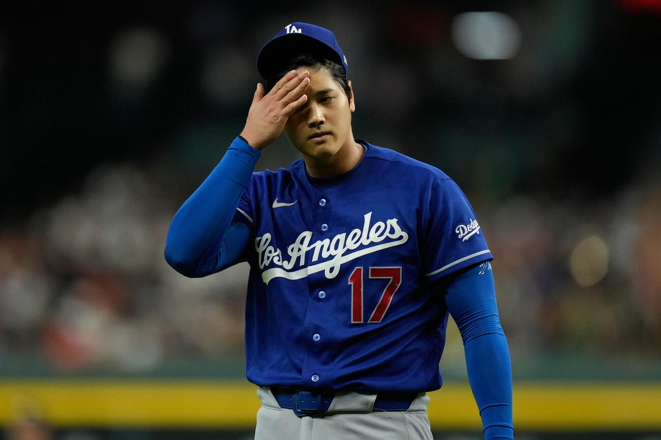 1回を無失点に抑えベンチに戻るドジャース大谷(AP)