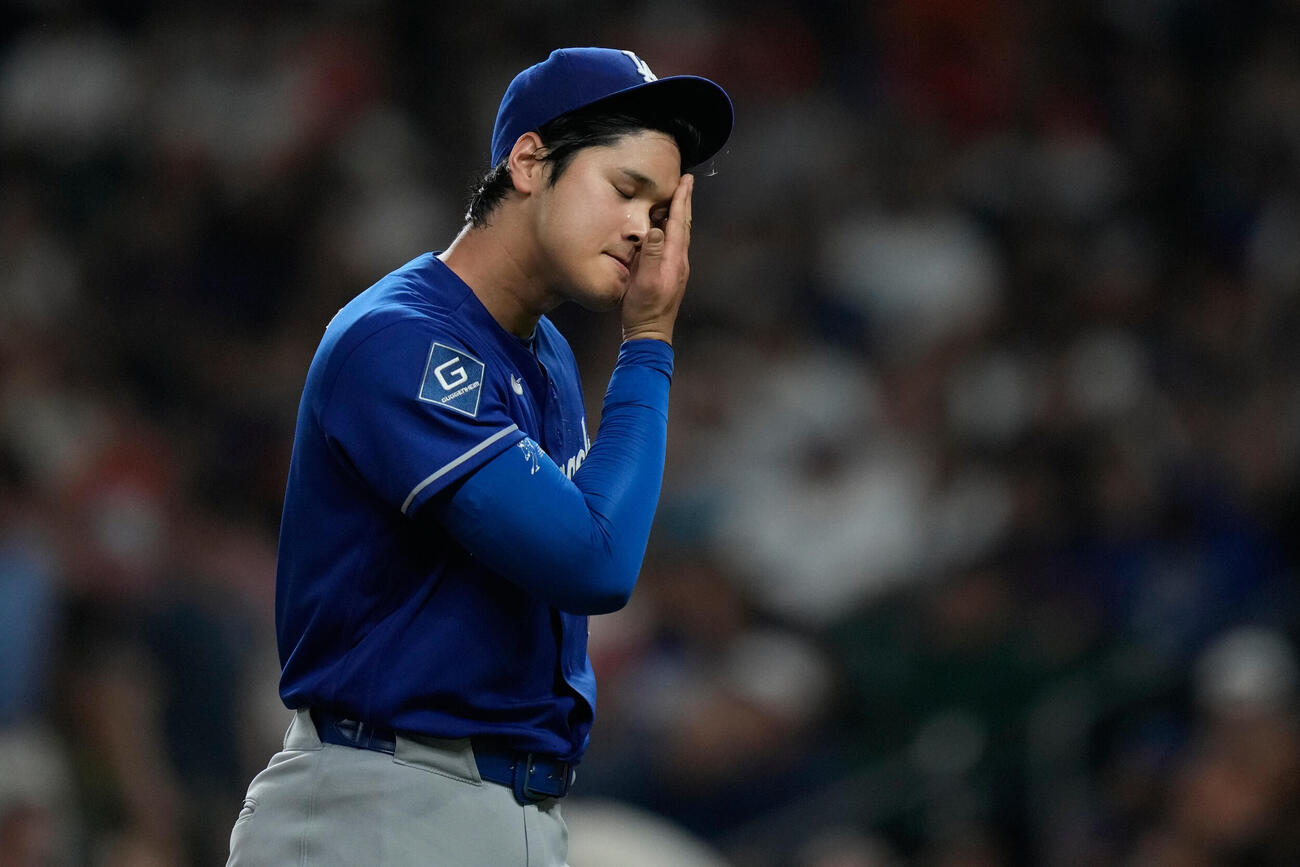 4回を投げ終えベンチに戻るドジャース大谷(AP)