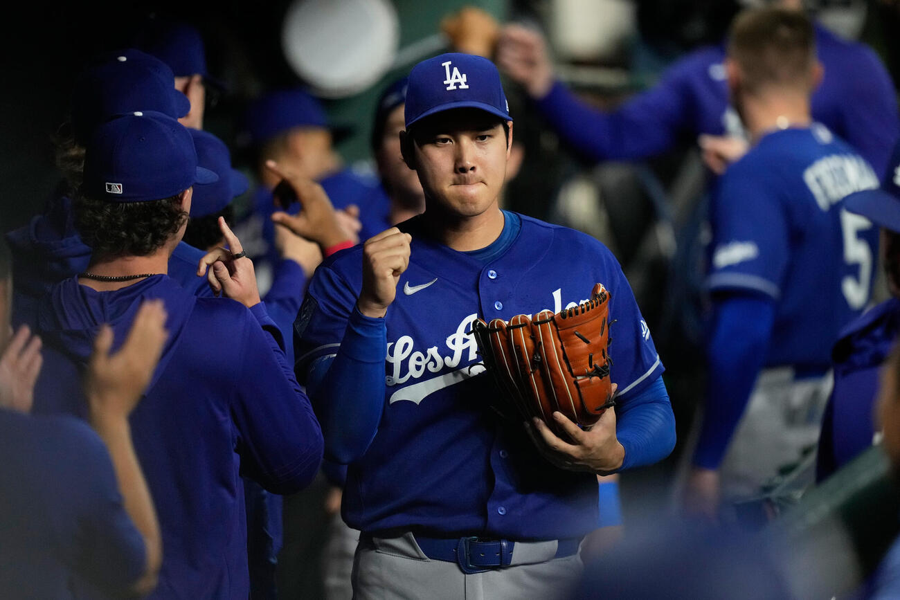 試合前、チームメートとグータッチで意気込むドジャース大谷翔平（AP）