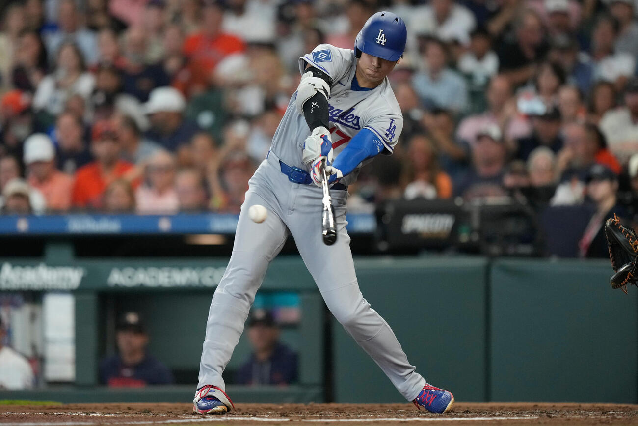3回、右二塁打を放つドジャース大谷（AP）