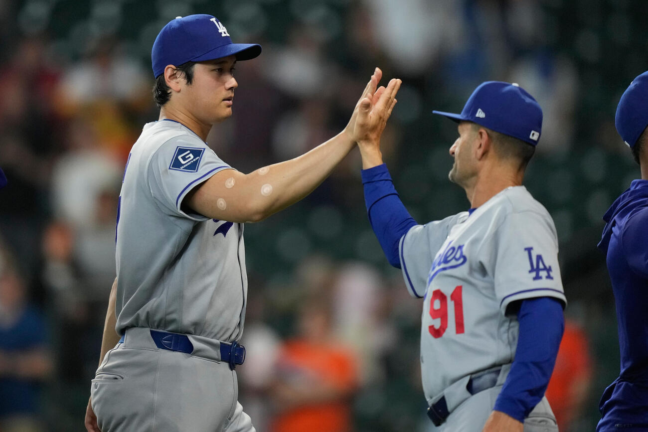アストロズに大勝しエデルコーチとタッチするドジャース大谷(AP)