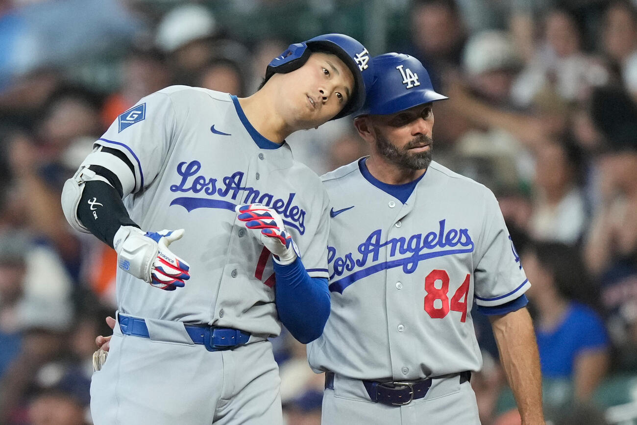 5回、左前適時打を放ったドジャース大谷はウッドワードコーチとコツン(AP)