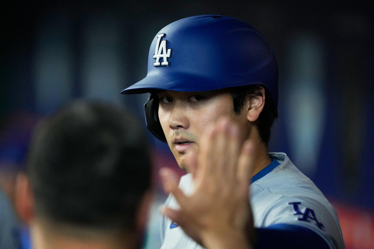 3回、暴投で生還したドジャース大谷（AP）
