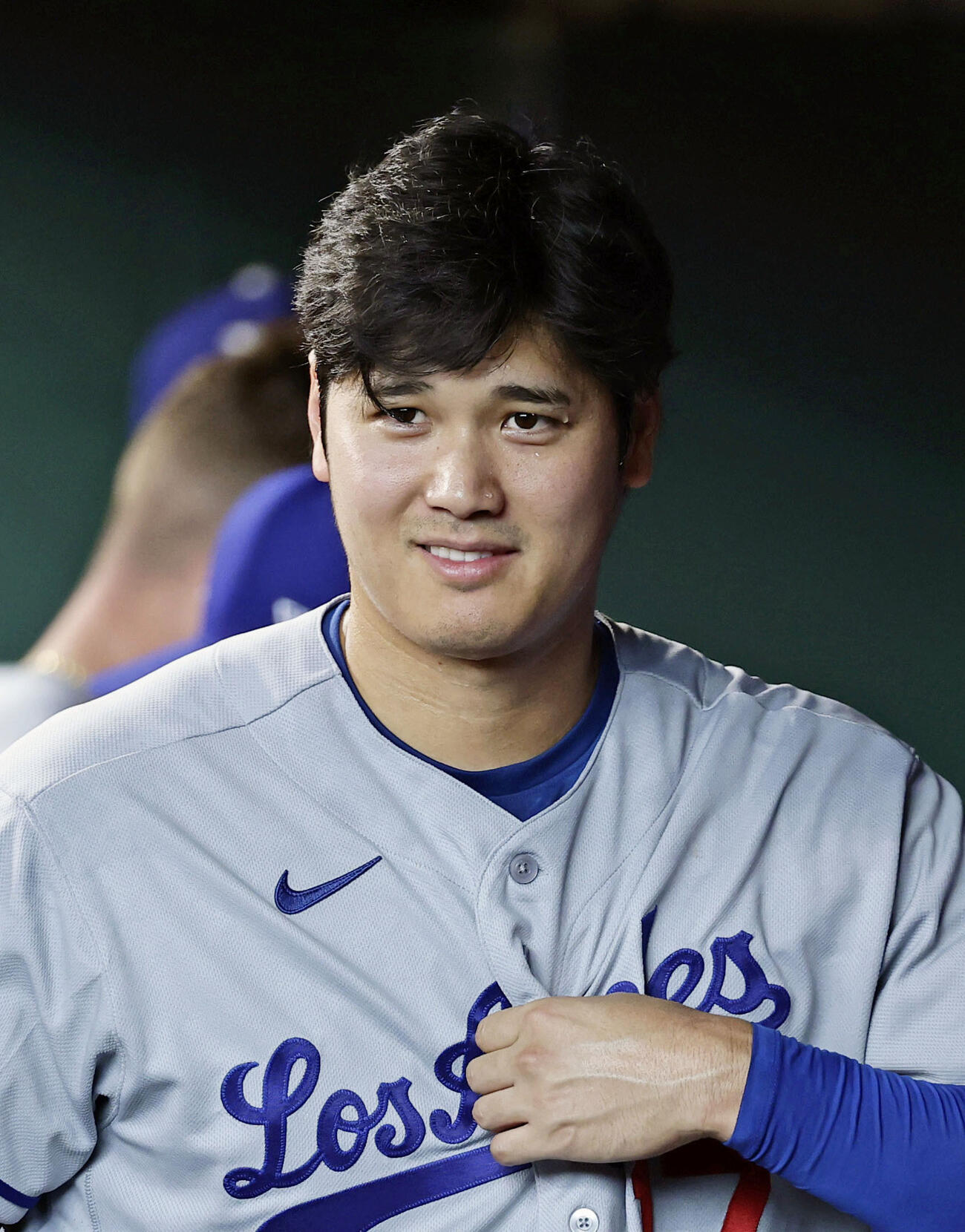 アストロズ戦の3回、ベンチで笑顔を見せるドジャース・大谷＝ヒューストン（共同）
