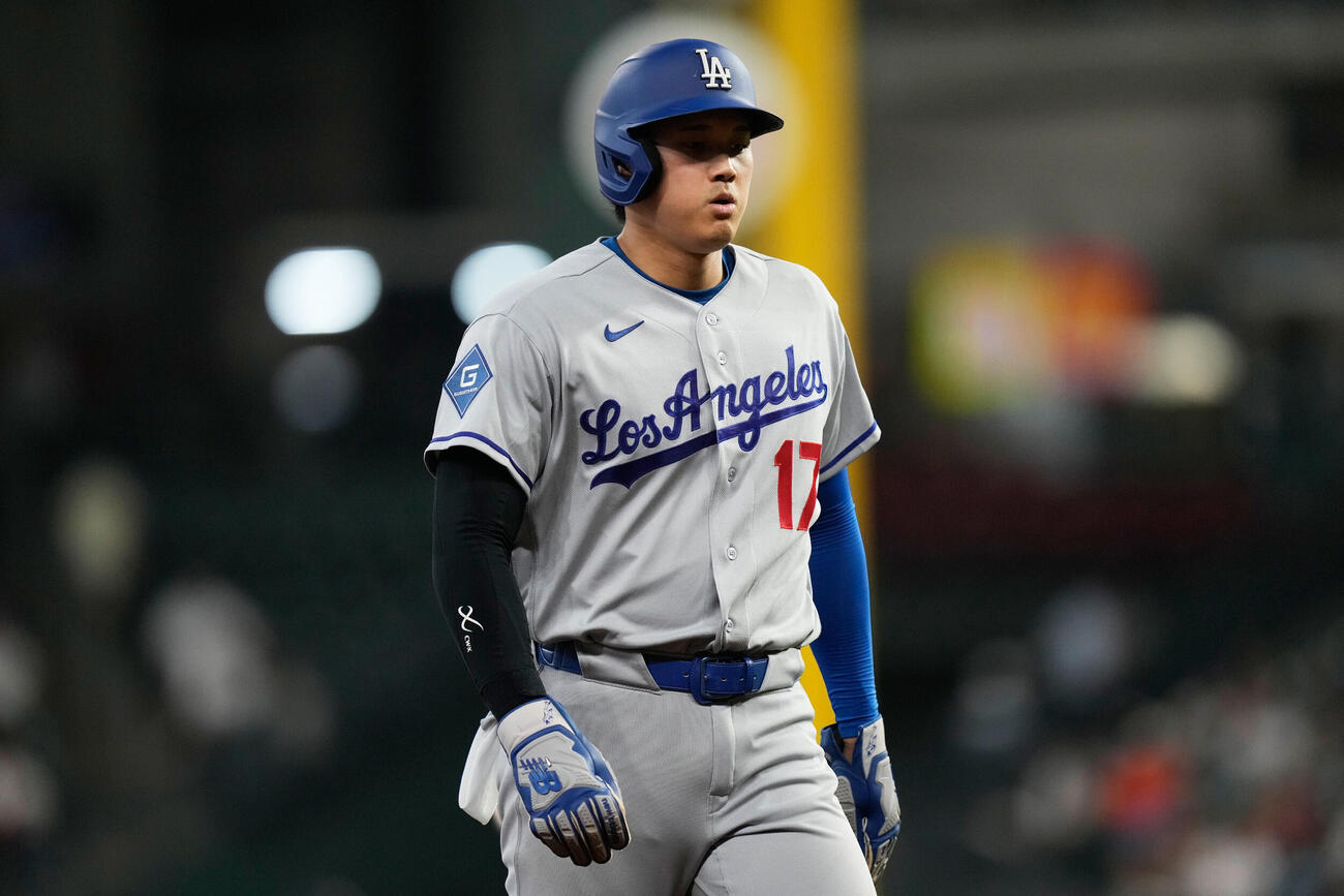 ベンチへ戻る大谷翔平(AP)
