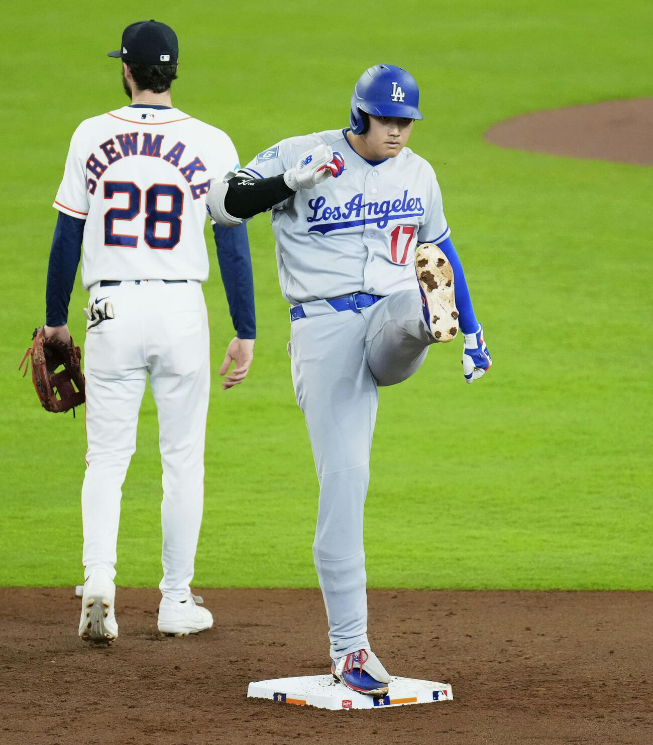 アストロズ戦の3回、二塁打を放ちポーズをとるドジャース大谷＝ヒューストン（共同）