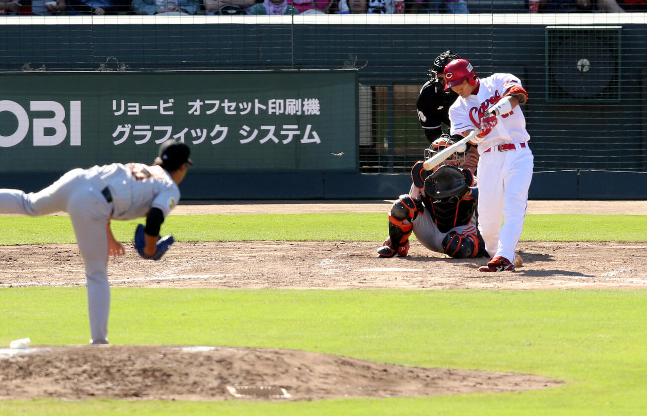 2013年9月、広島対巨人　4回裏広島2死一、二塁、今村信貴から左適時打を放つ鈴木誠也