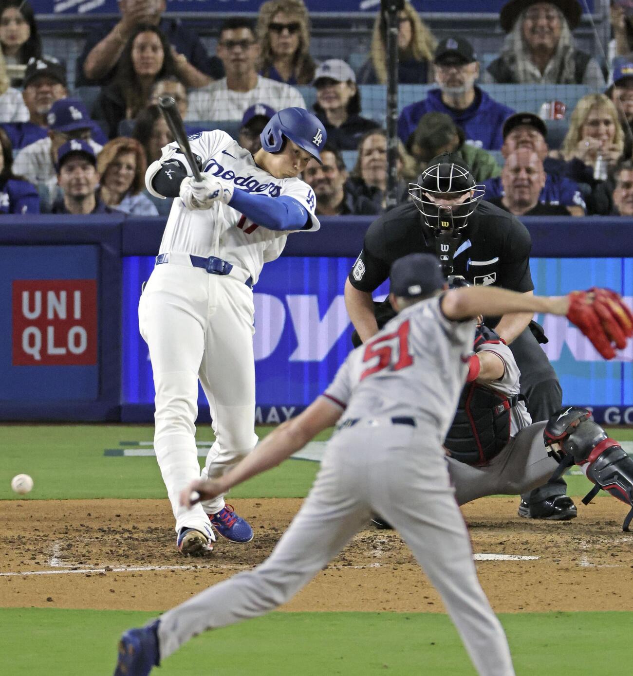 ブレーブス戦の5回、右前適時打を放つドジャース・大谷。投手セール＝ロサンゼルス（共同）