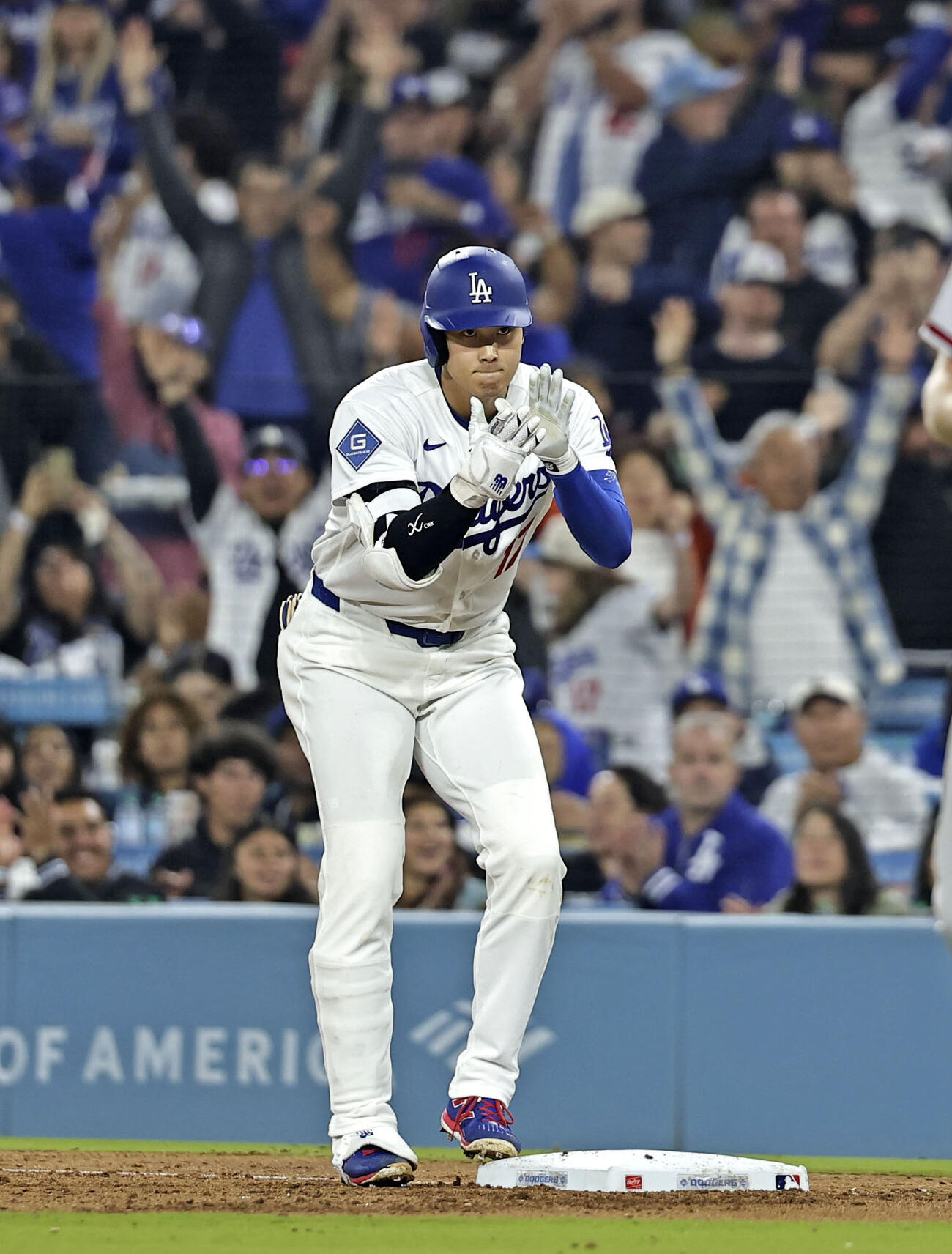 ブレーブス戦の5回、右前適時打を放ち手をたたくドジャース・大谷＝ロサンゼルス（共同）
