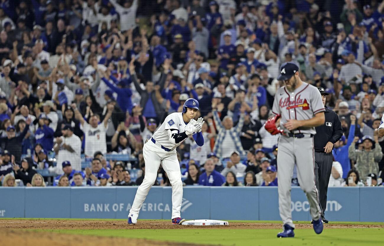 ブレーブス戦の5回、右前適時打を放ち手をたたくドジャース・大谷。右は投手セール＝ロサンゼルス（共同）
